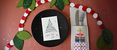 Christmas place setting with sewn card and cutlery keeper 