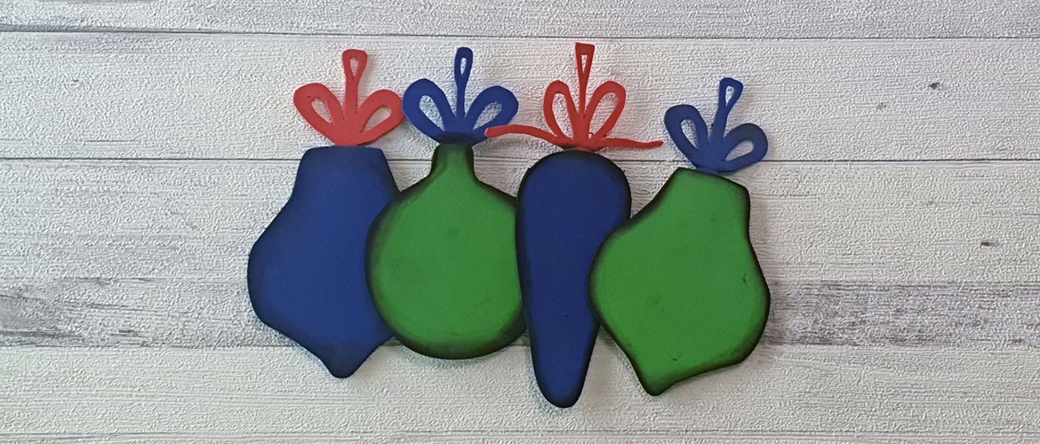 Foam baubles in green and blue