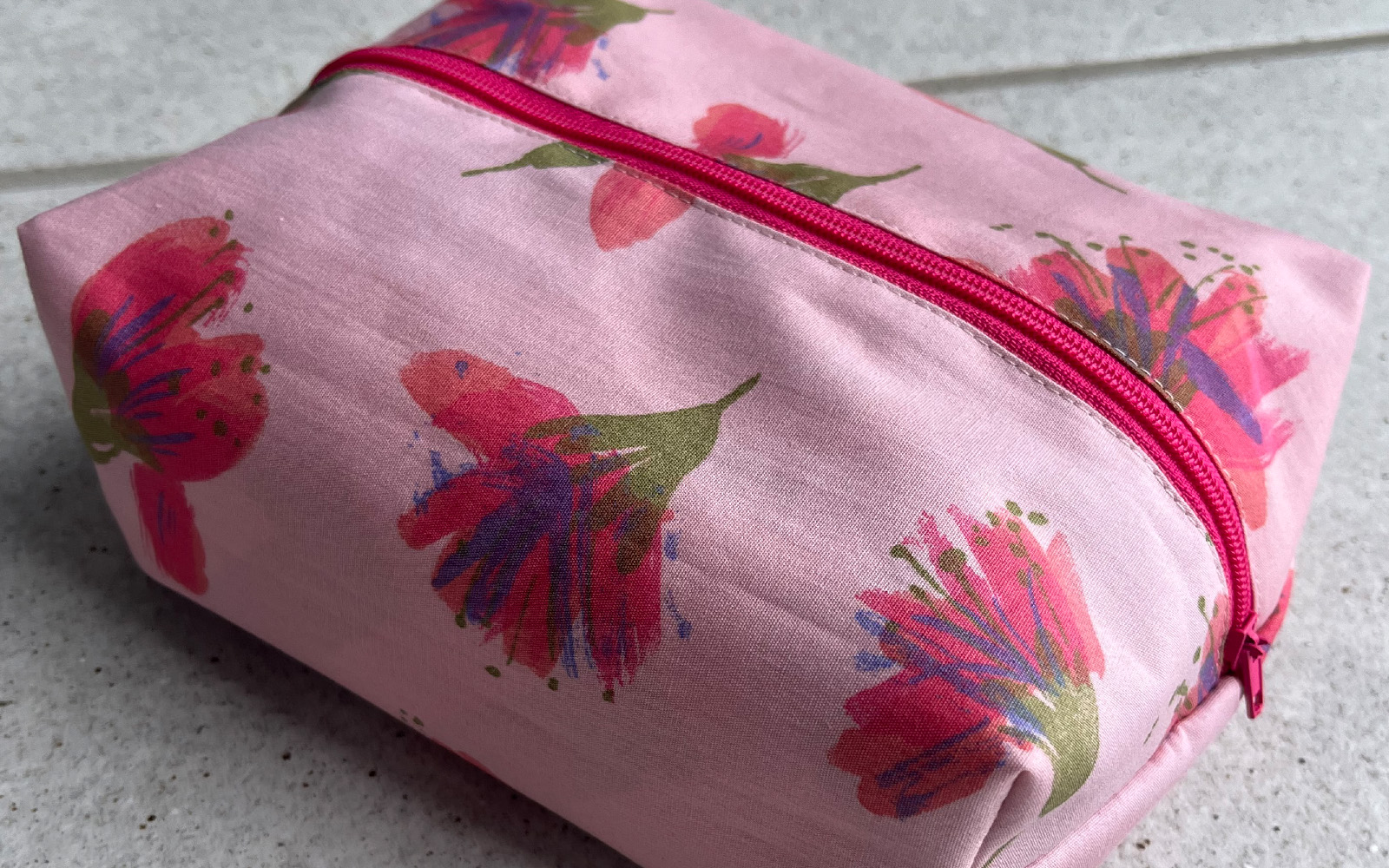 roze tasje met bloemen