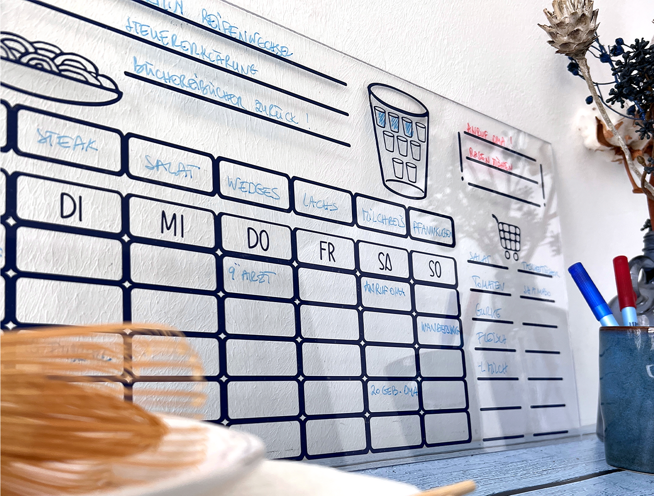 d'accompagnement : Agenda hebdomadaire ScanNCut en acrylique posé contre un mur