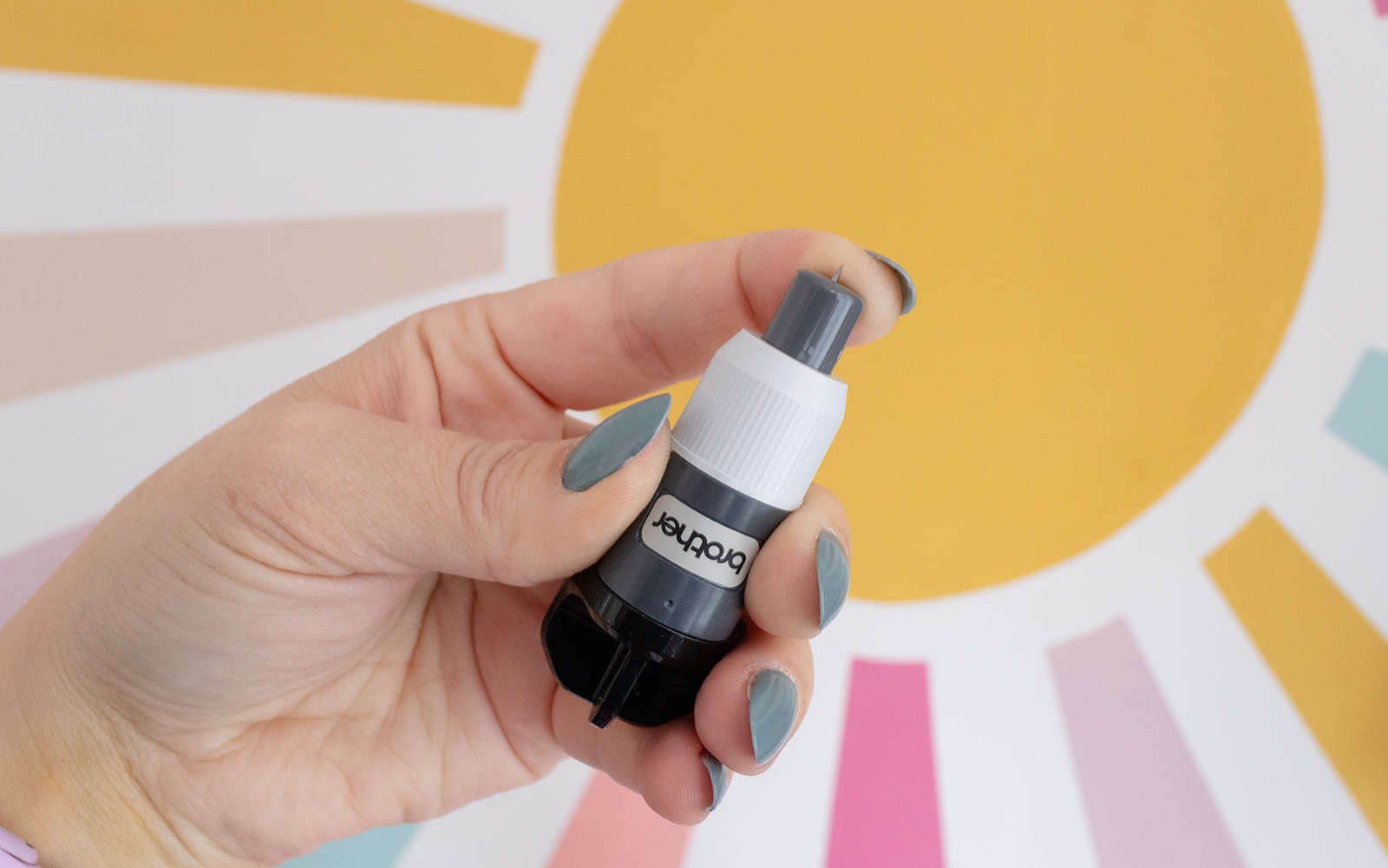 ScanNCut automatisch mes in de hand van een vrouw.