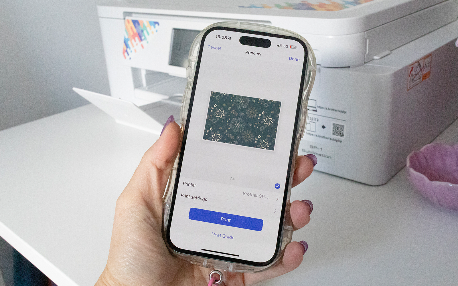 smartphone con l'app Brother Artspira sullo schermo.