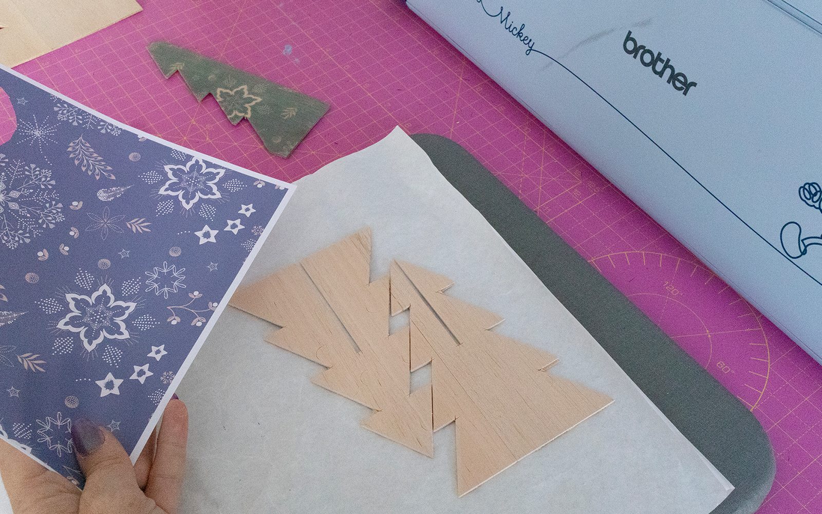 Blauwe sublimatieprint en houten kerstboompjes.