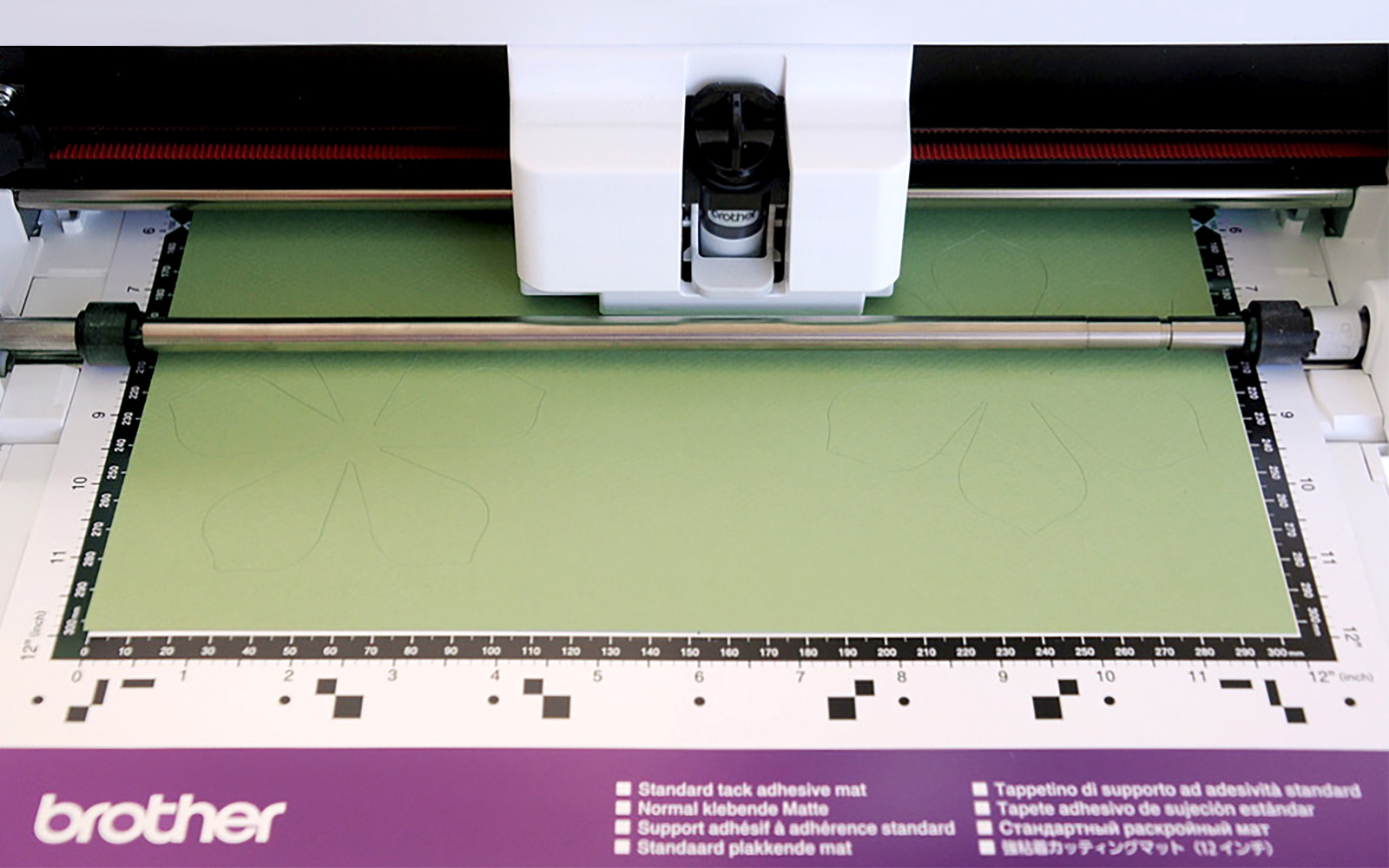 Grünes Papier auf der Schneidematte im Brother ScanNCut