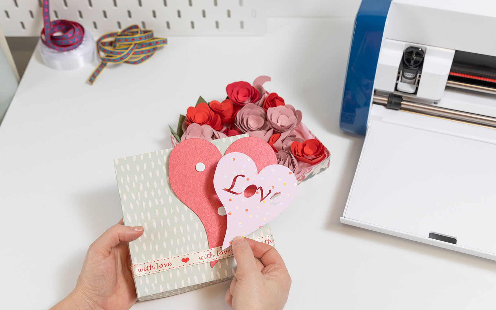 uitgesneden hart met woord liefde op ambachtelijke doos