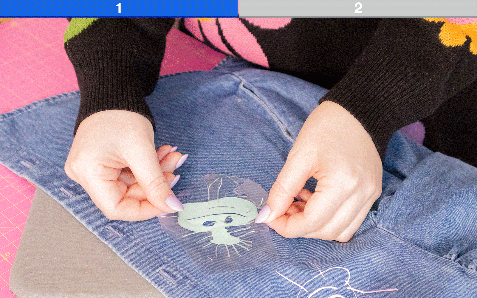 Robe en jean surcyclée avec des gribouillis en HTV découpés par ScanNCut