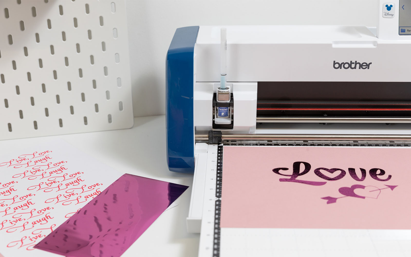 Brother ScanNCut avec une citation d'amour déjouée rose dans le flux