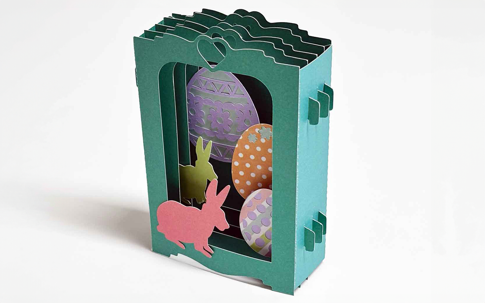 Carte diorama de Pâques découpée par ScanNCut avec lapins et œufs