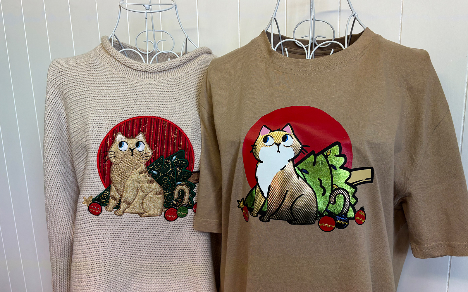 Cartoon-Katze und umgestürzter Weihnachtsbaum Applikationen und Vinyl