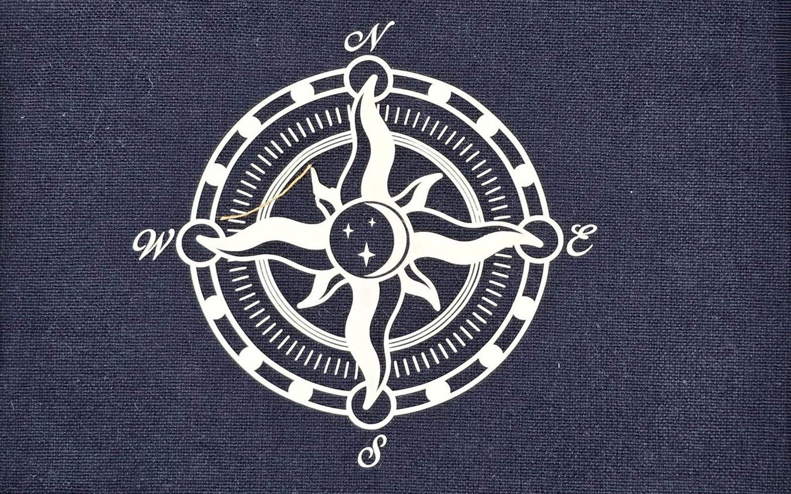 Découpe de vinyle thermocollant blanc boussole avec lune avec Brother ScanNCut