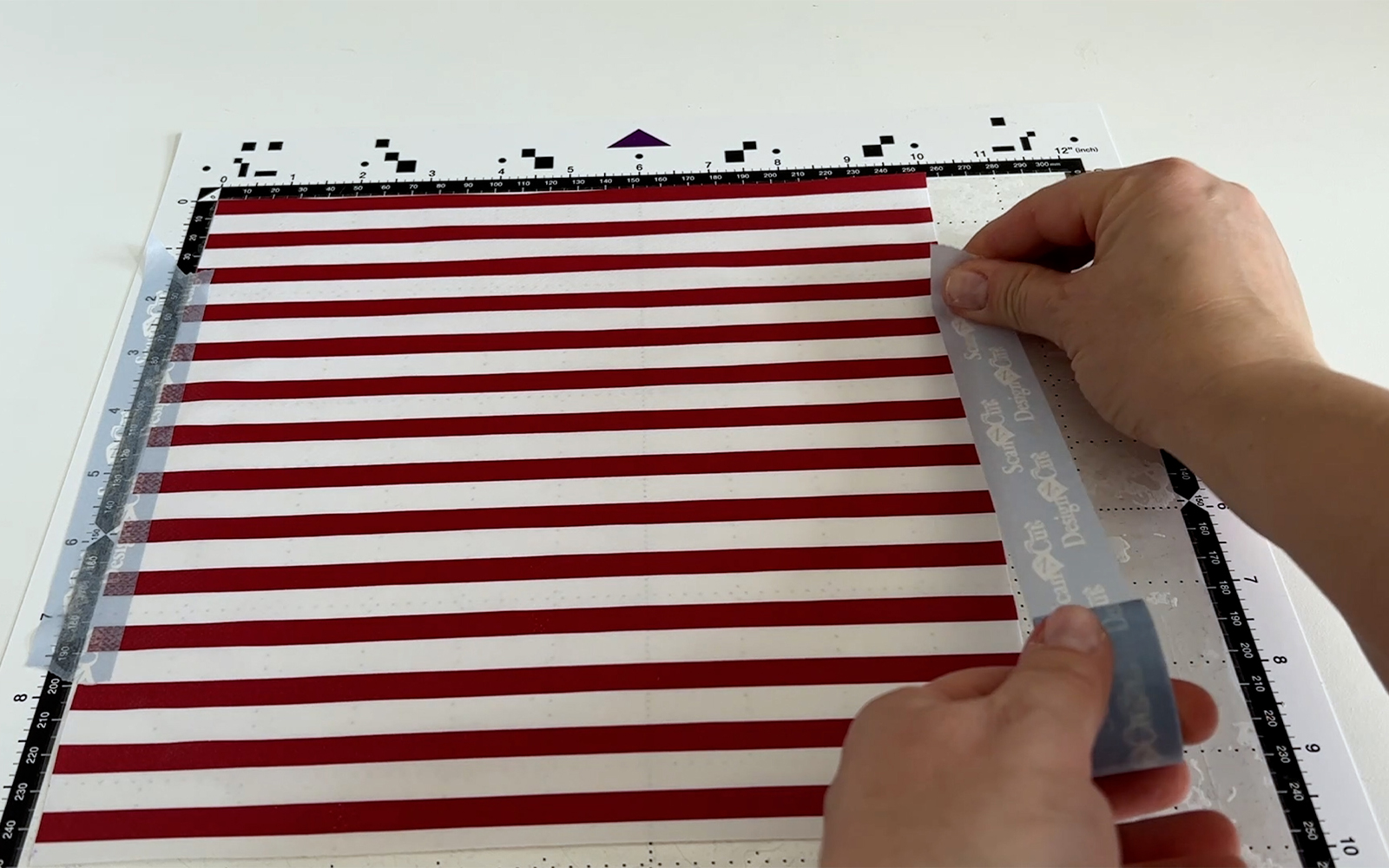 Rood en wit oliedoek op een Brother ScanNCut snijmat met washi tape.