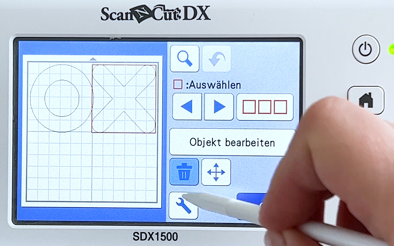 X- en O-vormen voor tic-tac-toe spel buitenshuis op het scherm van Brother ScanNCut SDX1500.
