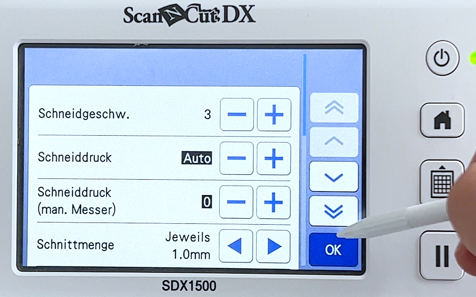 Main avec stylet blanc sélectionnant le bouton "ok" Écran Brother ScanNCut 