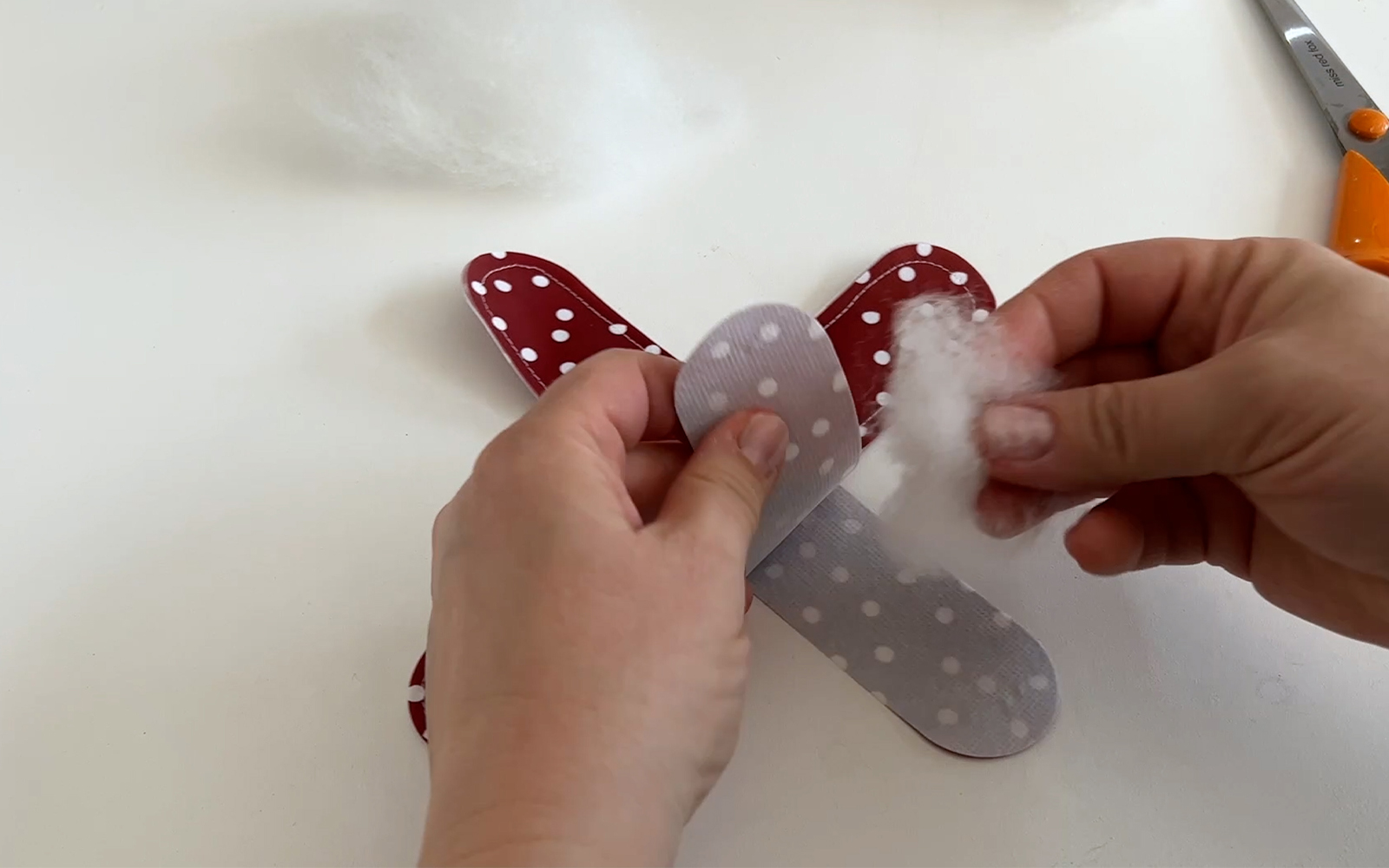 Pièce X en toile cirée pour le jeu du morpion, remplie à la main de fibres.