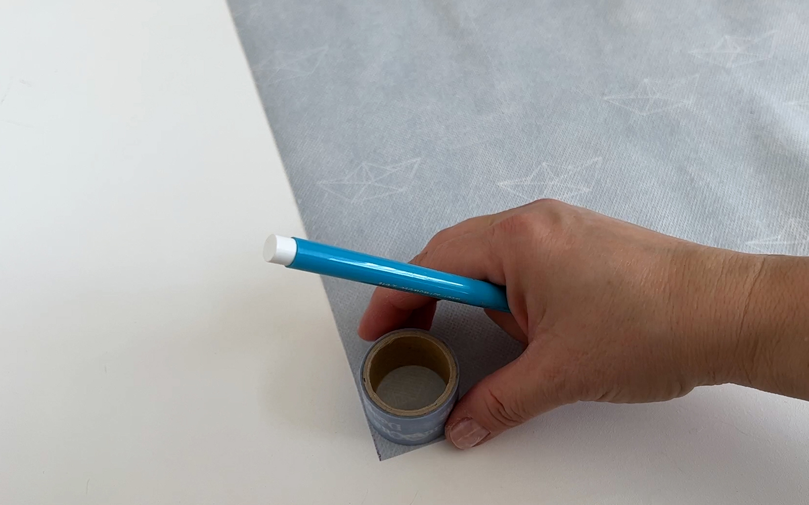 Von Hand platziertes Brother Washi Tape auf einer Ecke des Wachstuchstoffs