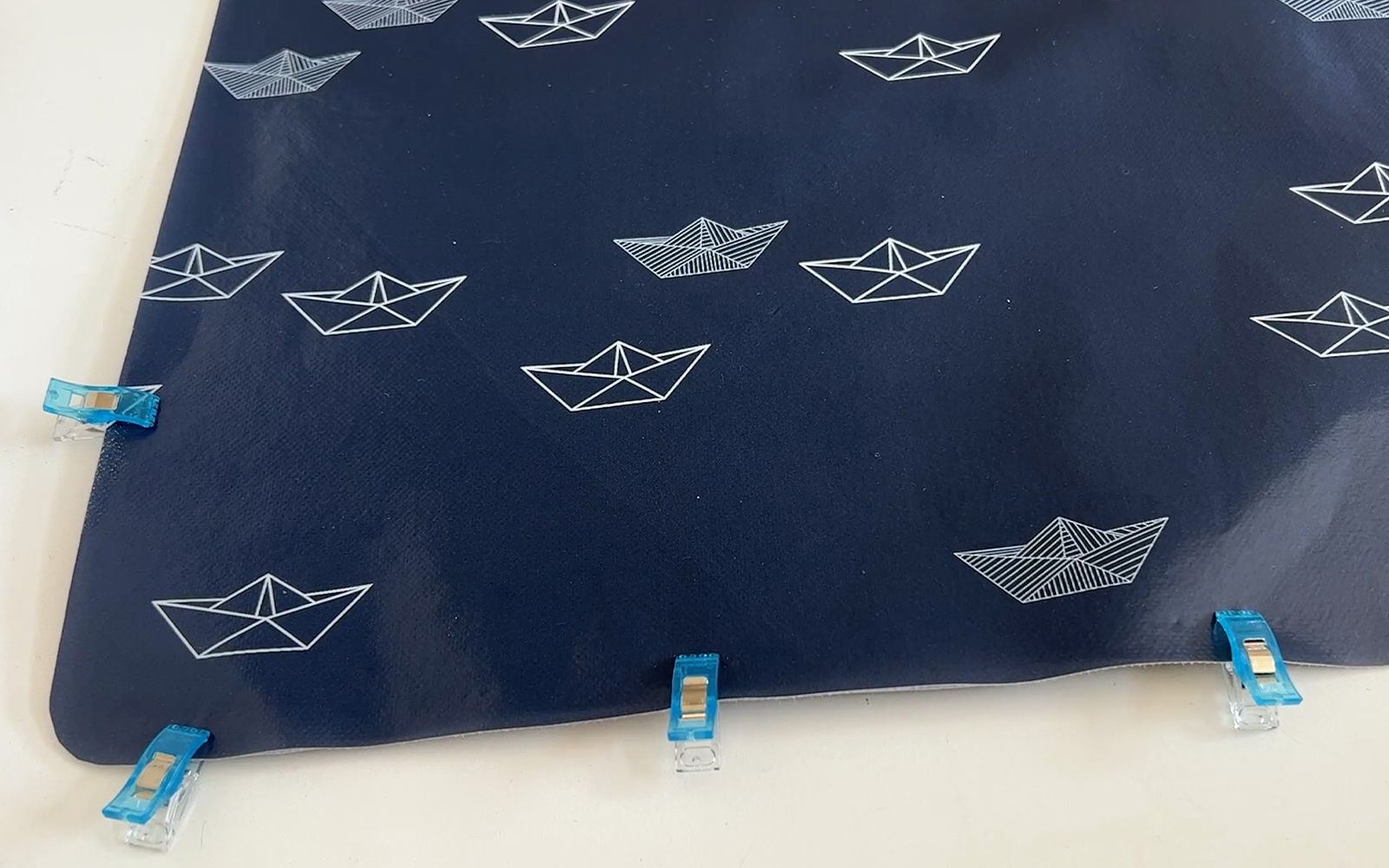 Blauw-witte delen van oliedoek snijmat voor tic-tac-toe spel aan elkaar geklemd.