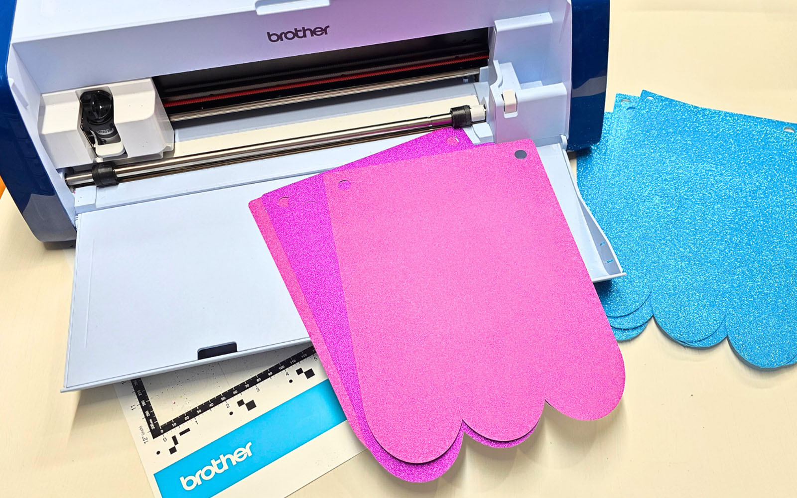 Guirlande en carton rose et bleu sur la machine Brother ScanNCut ouverte