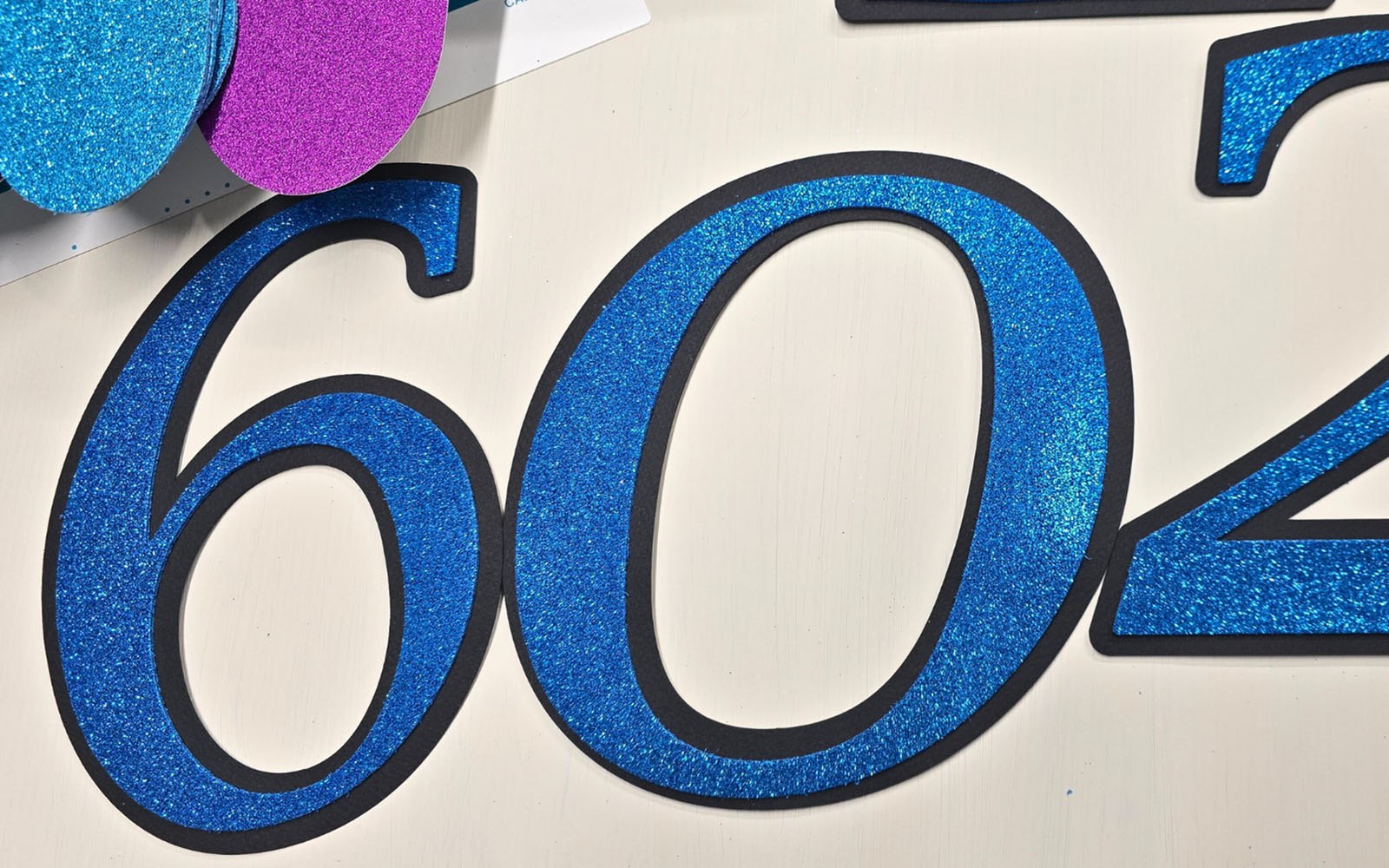 Blauwe glitterfoamcijfers met een zwarte buitenlijn