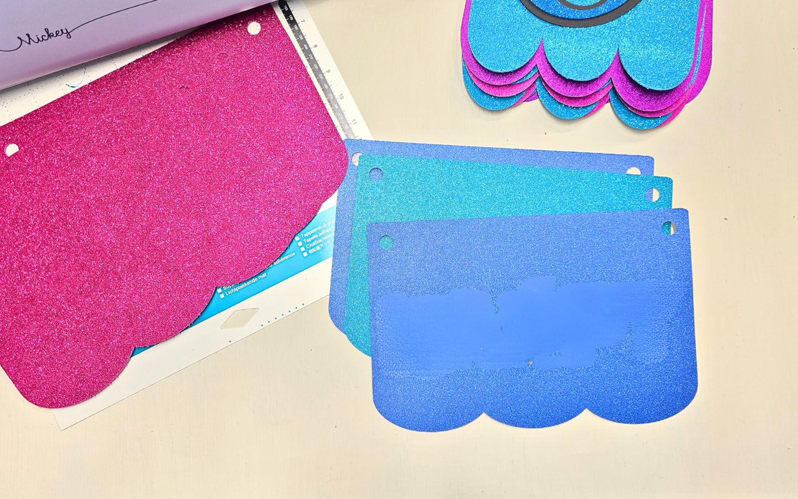 Mit Brother ScanNCut ausgeschnittene blaue und rosa Wimpel