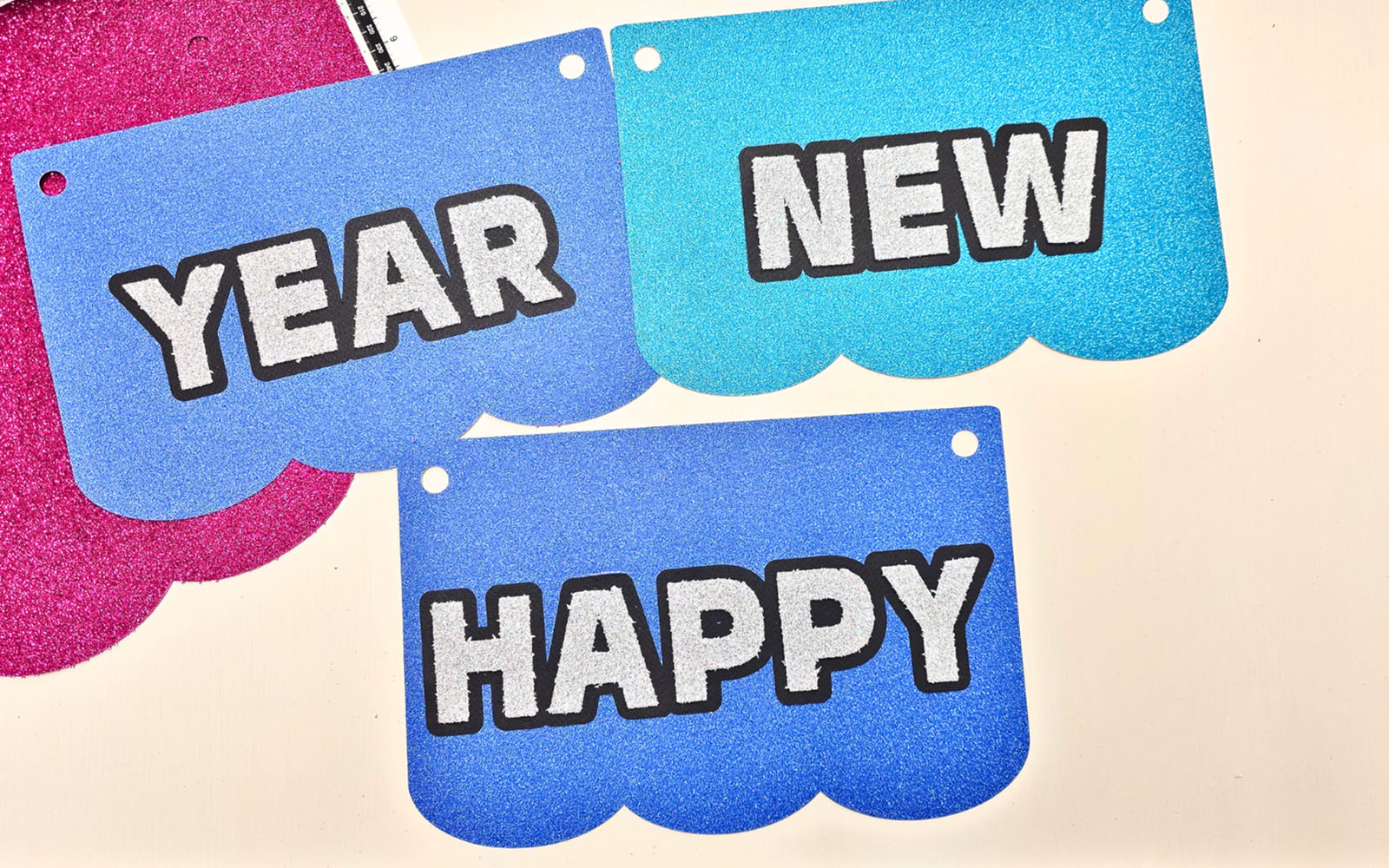 Parole argentate di buon anno su bandierine blu