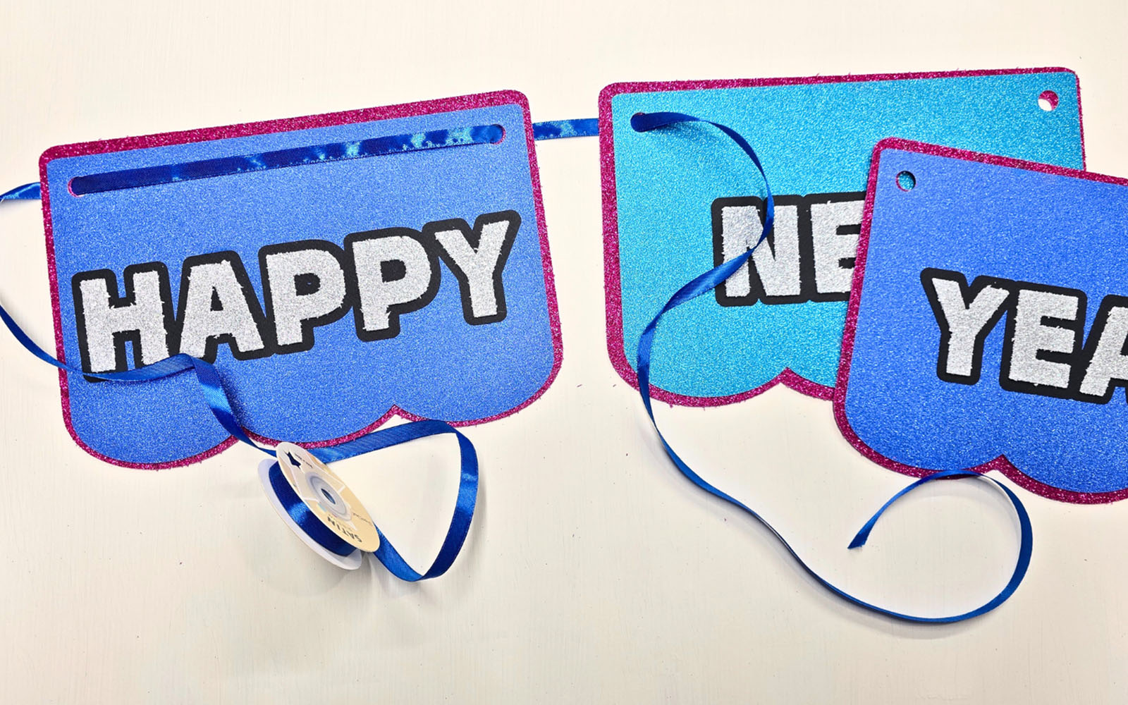 Guirlande de papier scintillante « Bonne année » à fabriquer soi-même