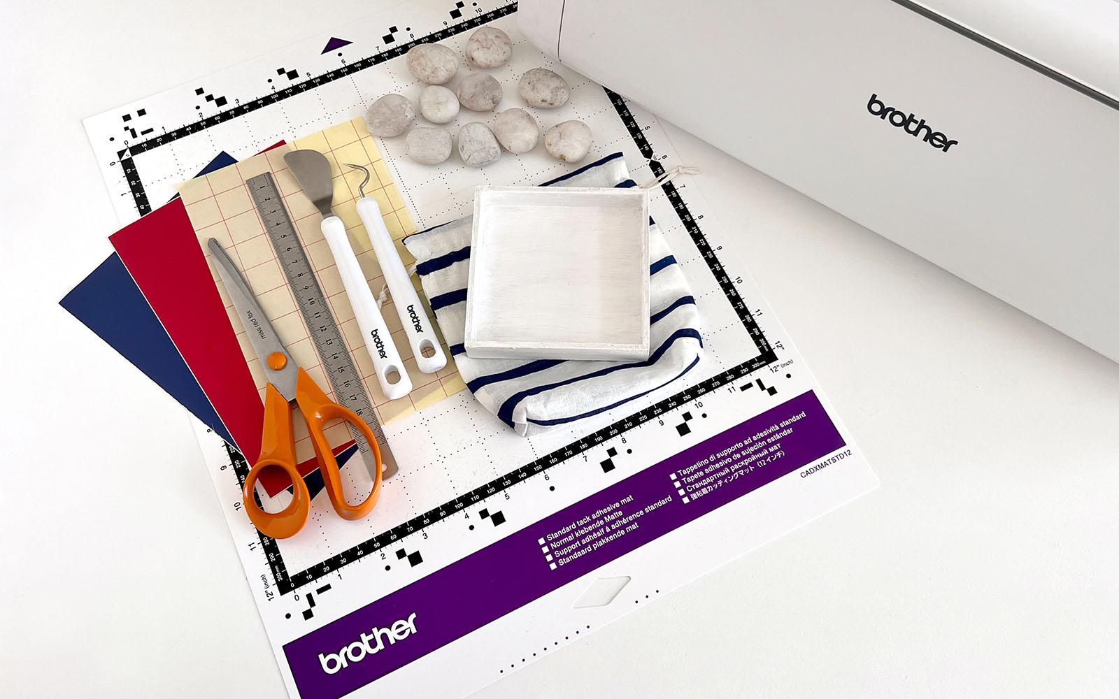 Materialen en Brother ScanNCut om reistic-tac-toe te maken