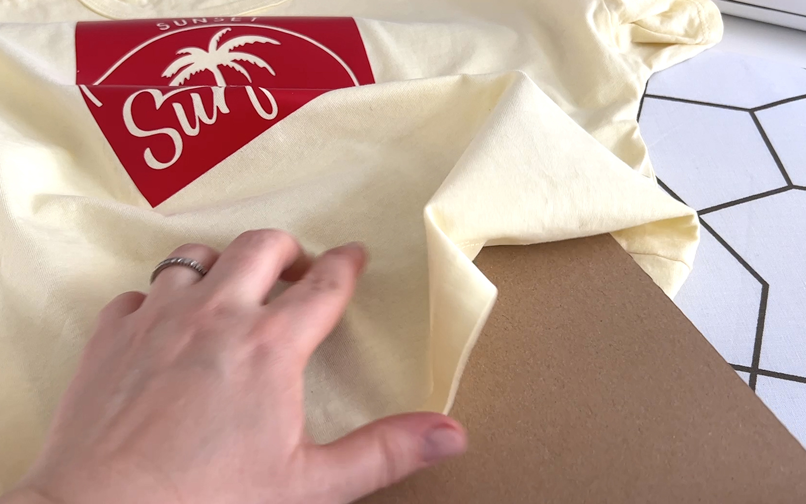 Eine Schicht Pappe auf dem Hemd verhindert, dass Farbe durchsickert