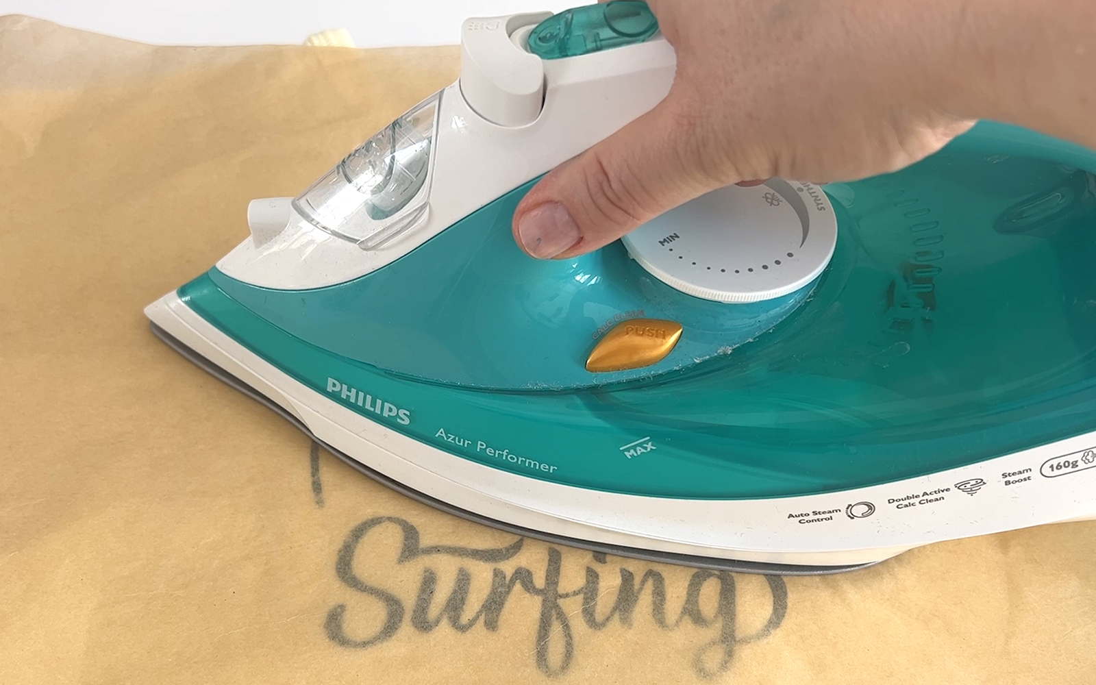 Vintage-Surfing-Shirt wird zum Aushärten der Farbe gepresst