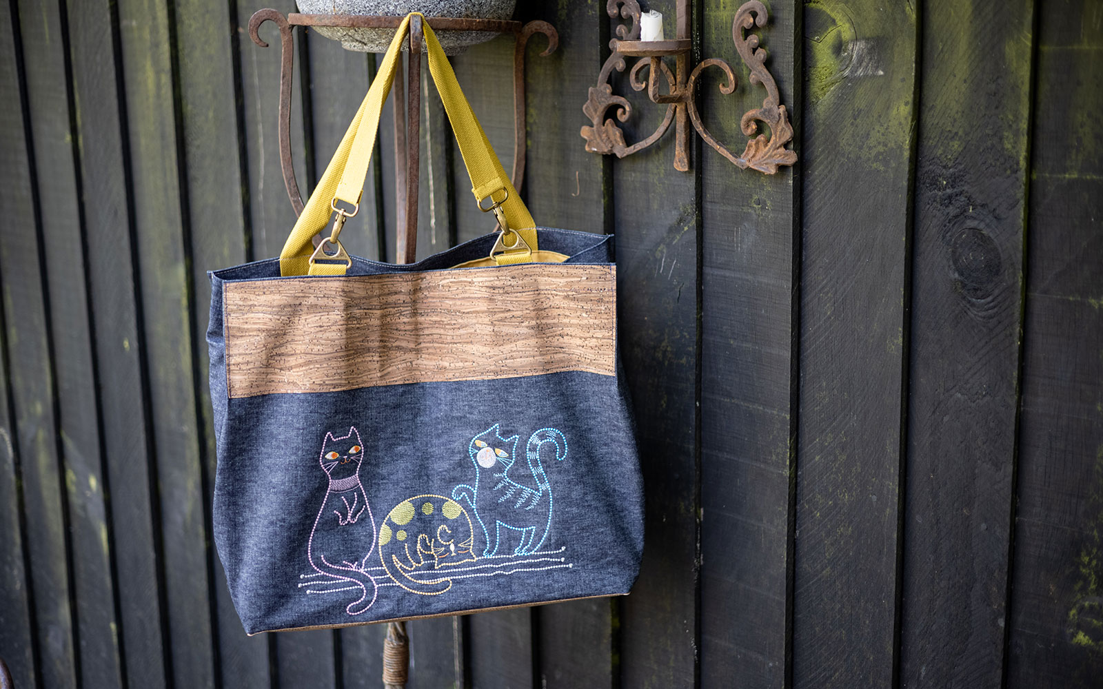 borsa in sughero e denim con tre gatti dei cartoni ricamati