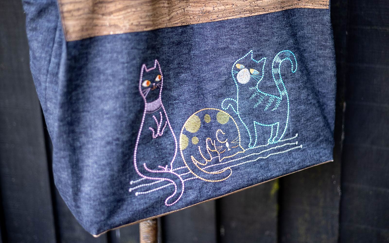 borsa in sughero e denim con tre gatti dei cartoni ricamati