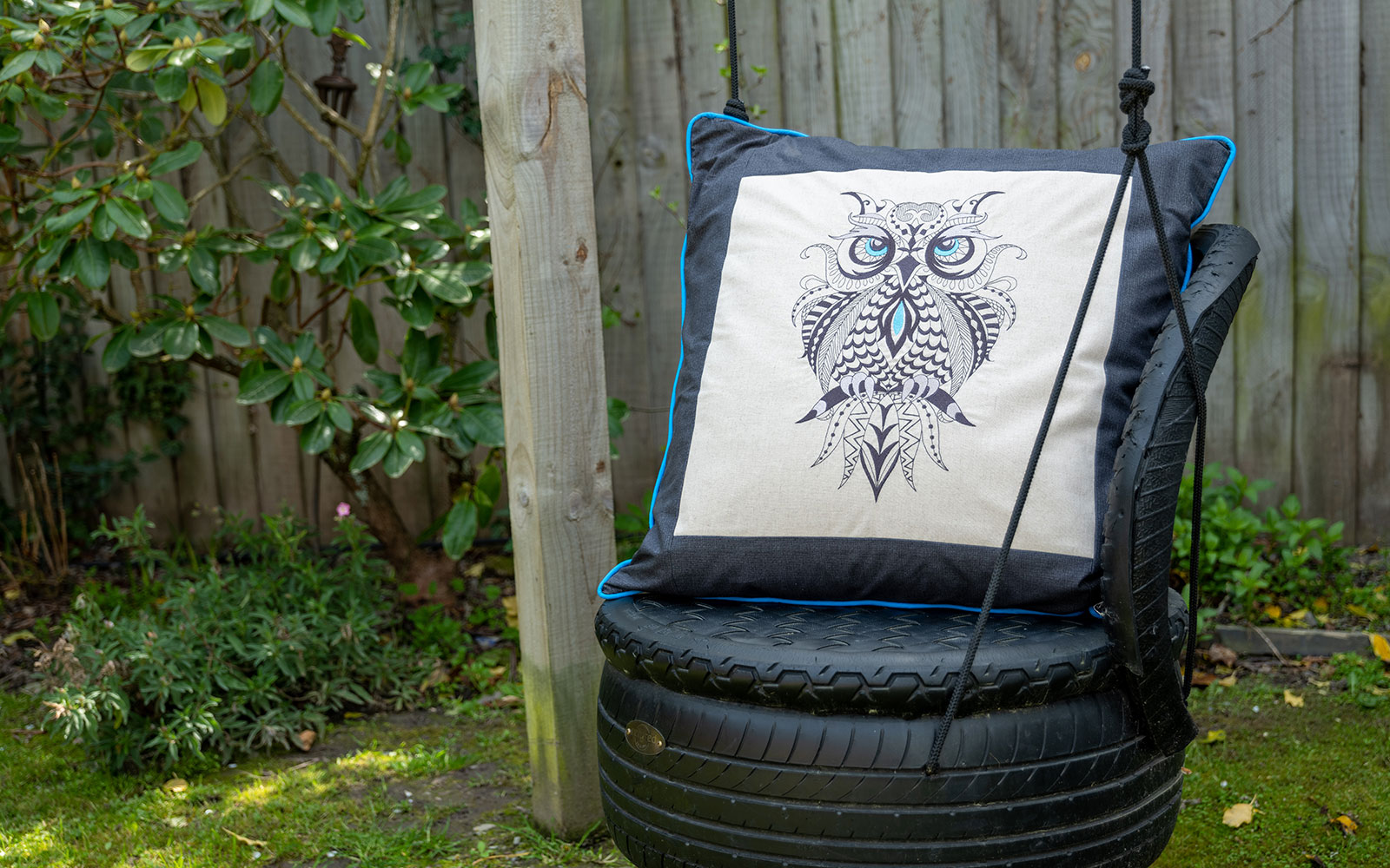 zentangle eule kissen auf reifen schaukel im garten