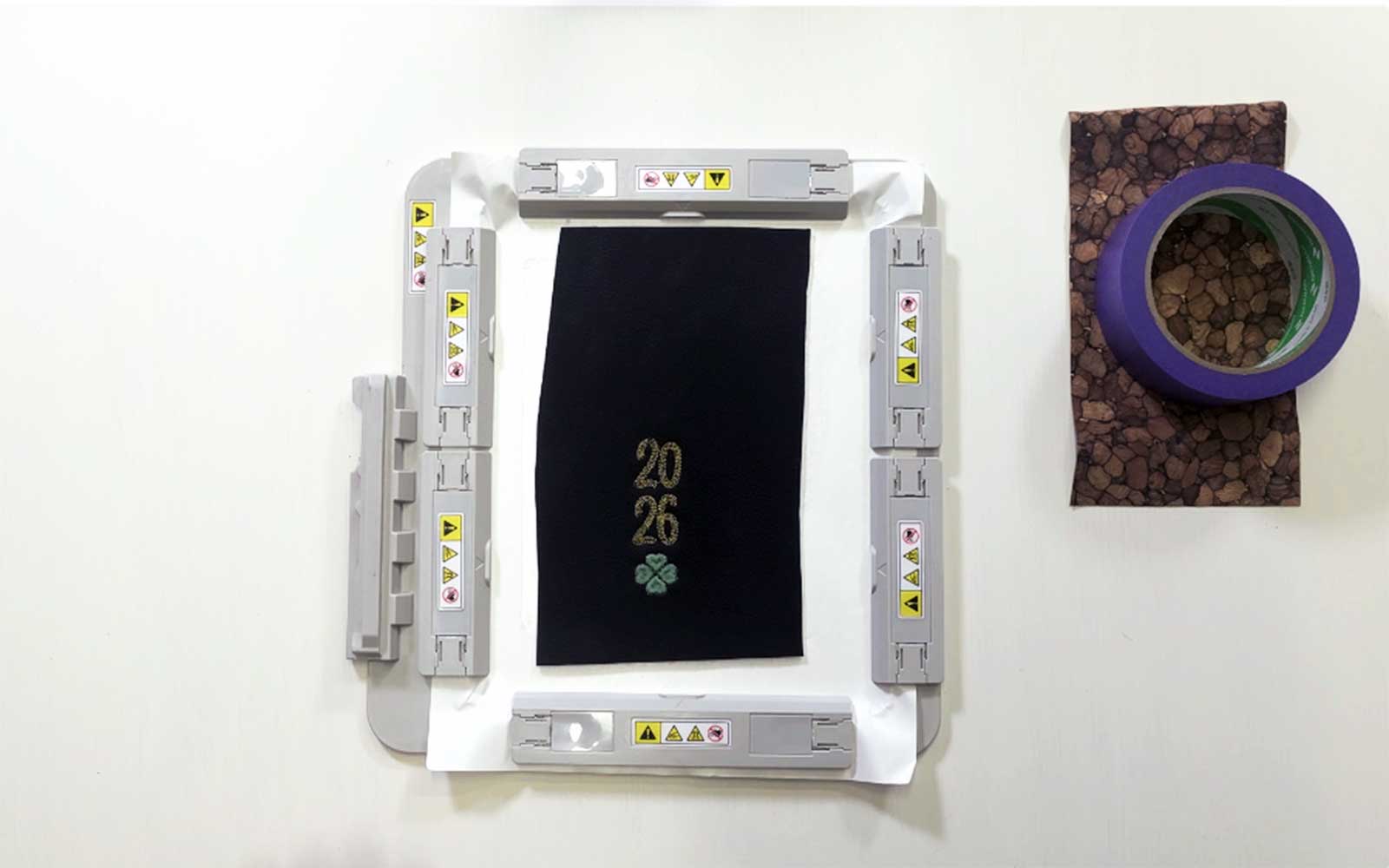 Magnetisch borduurraam met geborduurde zwarte stof