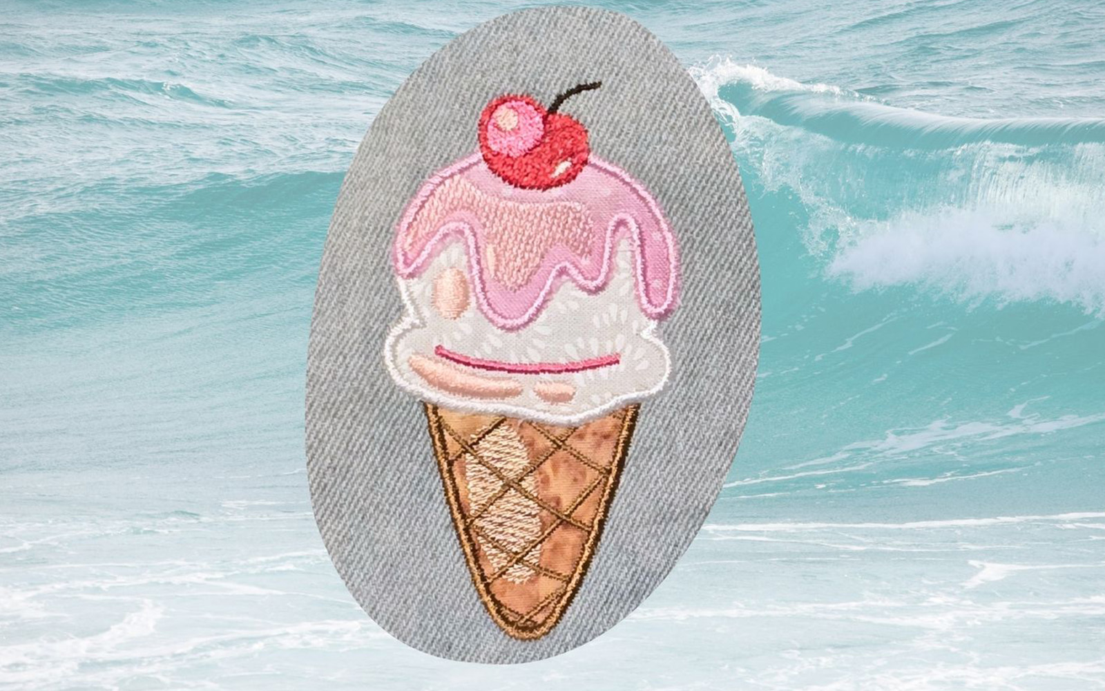 Broderie d’appliqué d'un cornet de glace sur fond de vacances d'été.