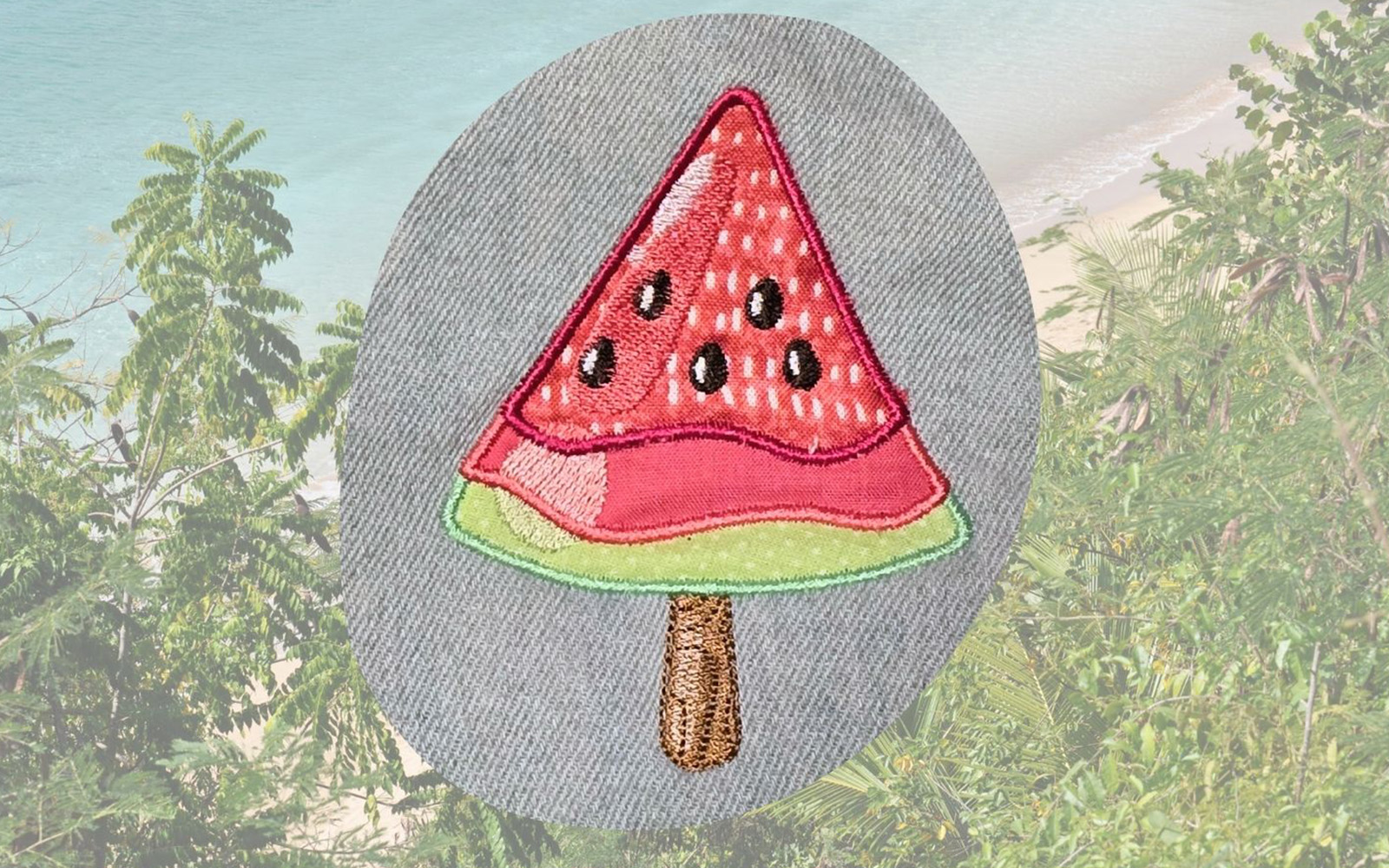 Geborduurd watermeloenijsje op tropische strandachtergrond