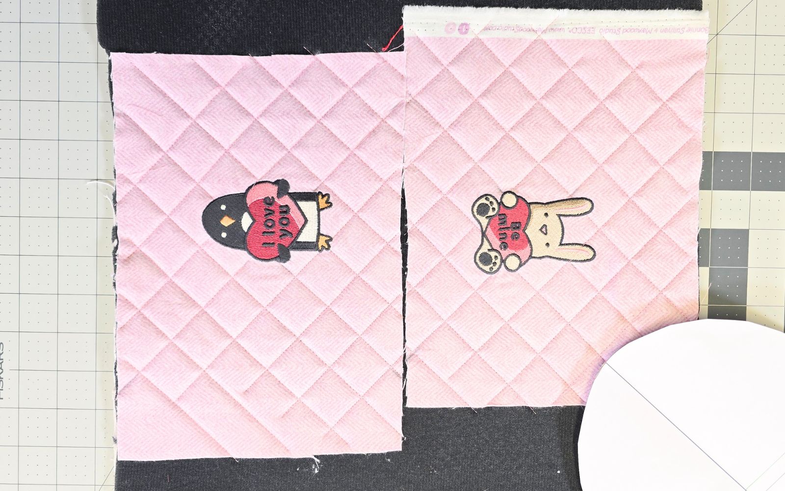 Tessuto rosa con ricami di animali per San Valentino in stile cartone animato