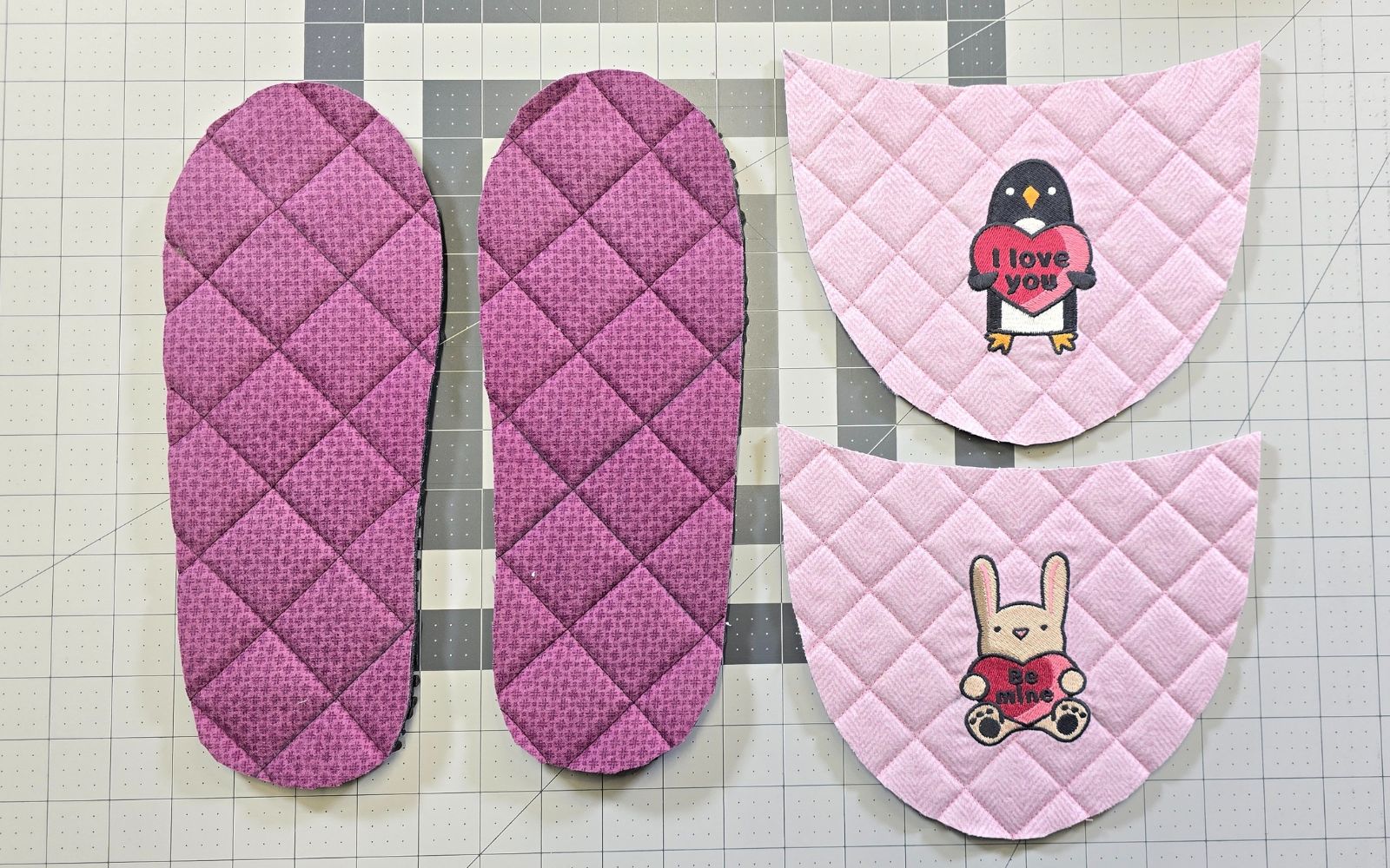 Uitgeknipte patroondelen voor roze pantoffels