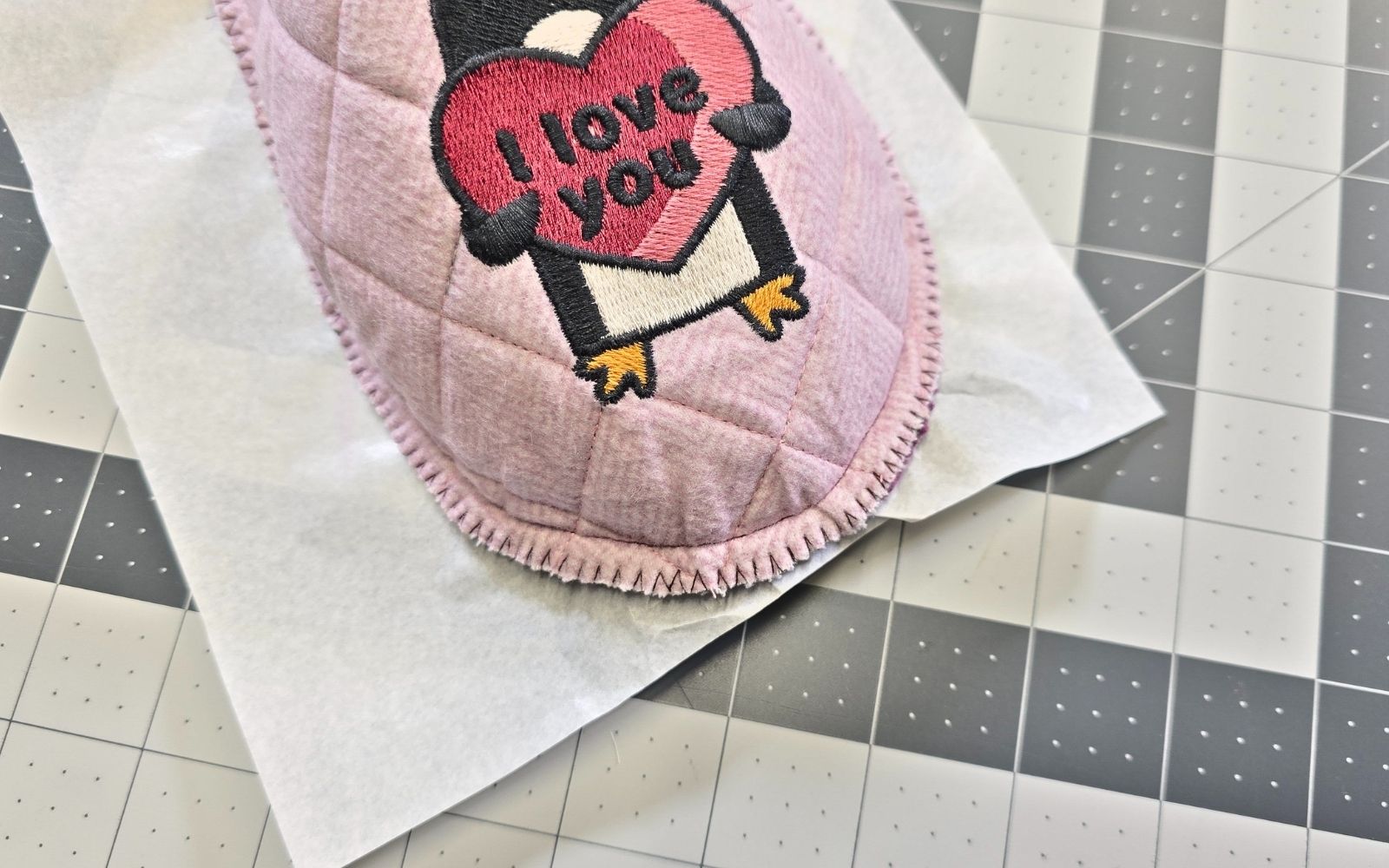 Pantofola rosa con ricamo "I Love You" su tappetino