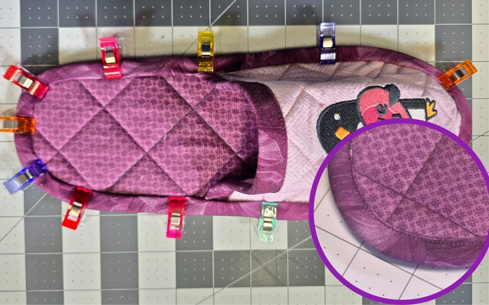 Detailansicht der Ziernaht auf rosa bestickten Hausschuhen