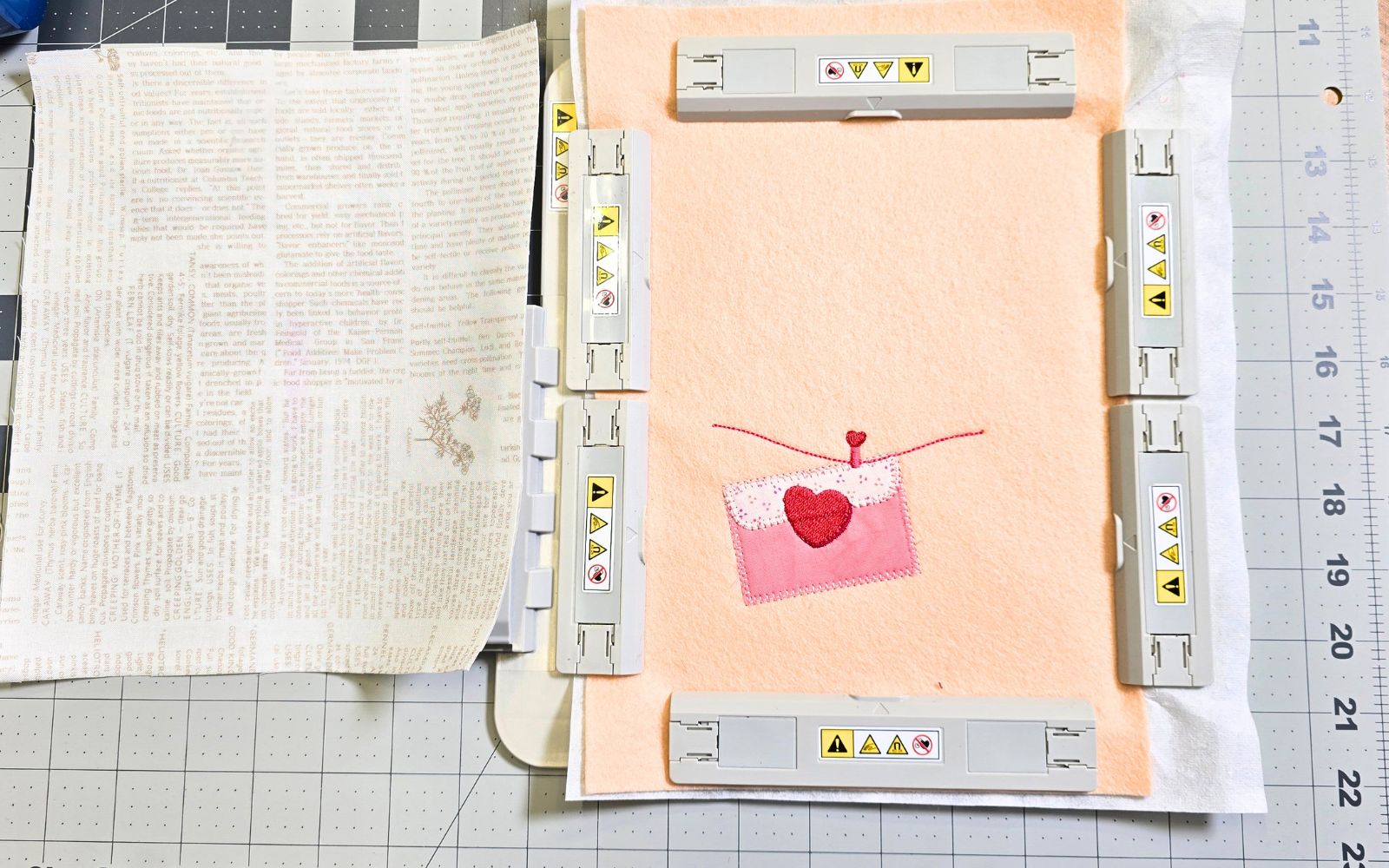 Cadre à broder avec broderie de Saint-Valentin sur feutrine couleur pêche