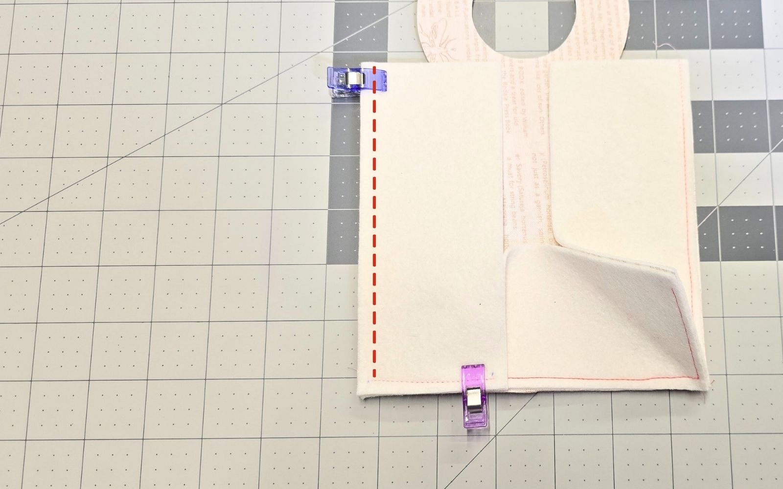 Vilt cadeauzakje zijdeeltjes met naaiklemmen en lijnen