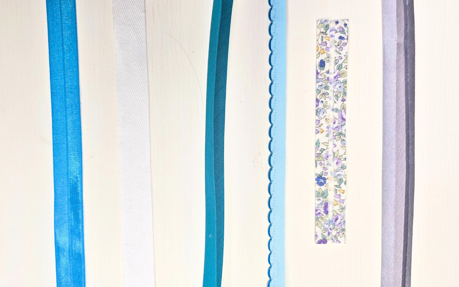 Différentes pièces de biais bleu utilisées pour la couture