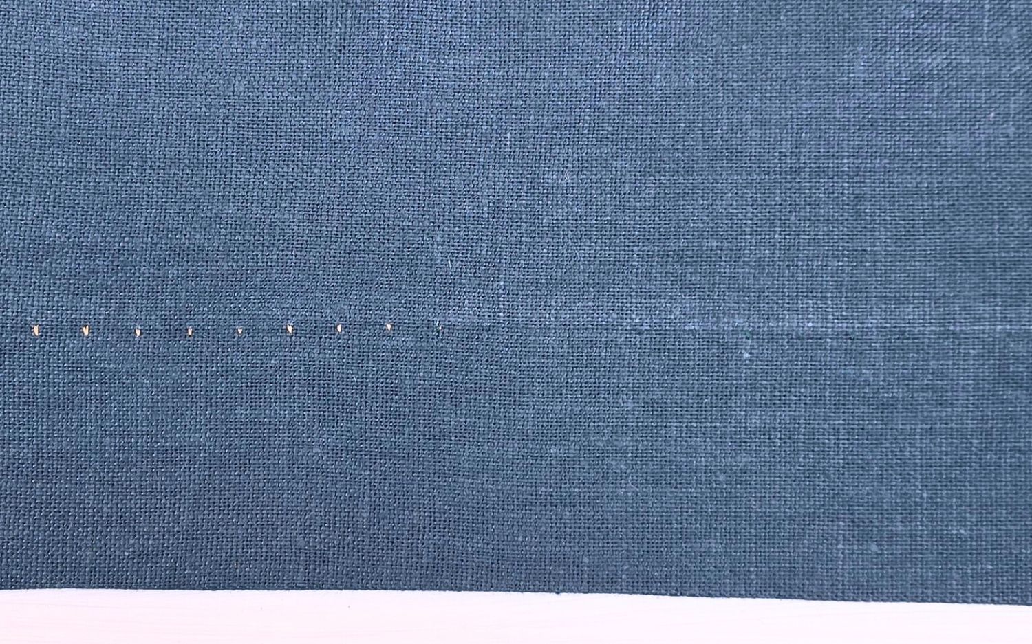 points d'ourlet invisible sur tissu bleu