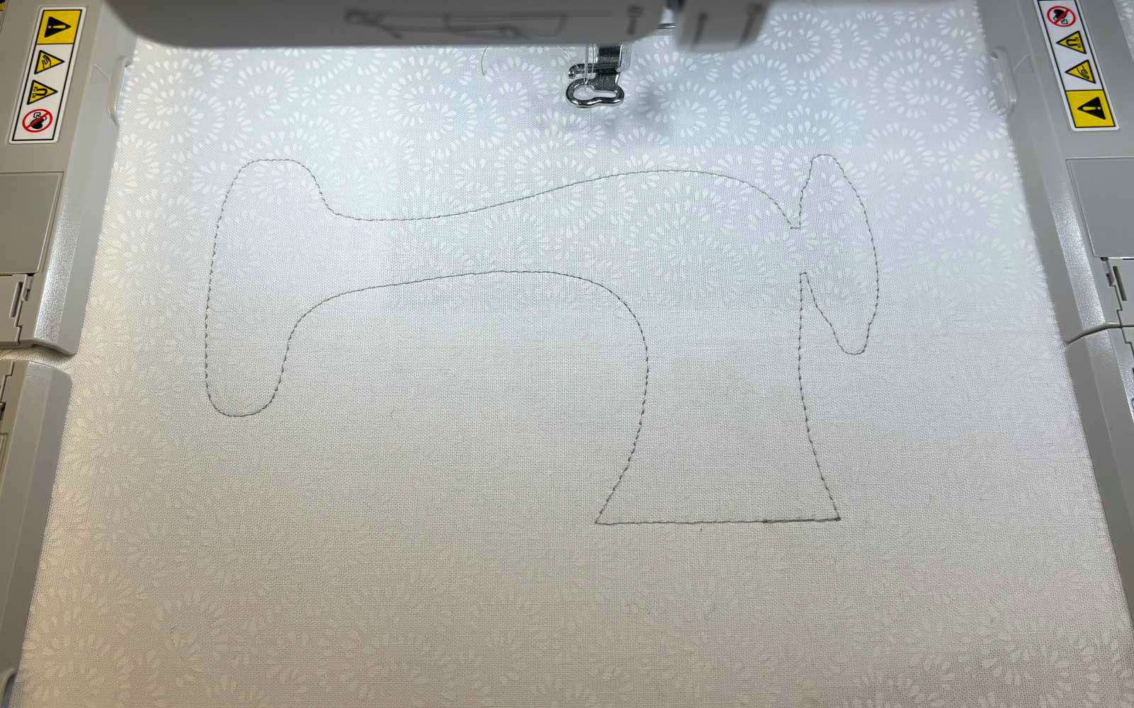 Platzierungslinie der Applikation im magnetischen Stickrahmen von Brother genäht