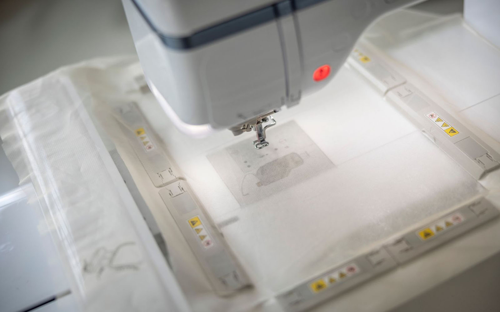 Tulle intelaiato nel telaio magnetico per ricamo Brother