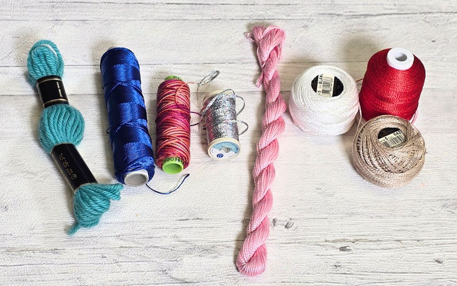 Sélection de fils et de cordons en rose, rouge et bleu