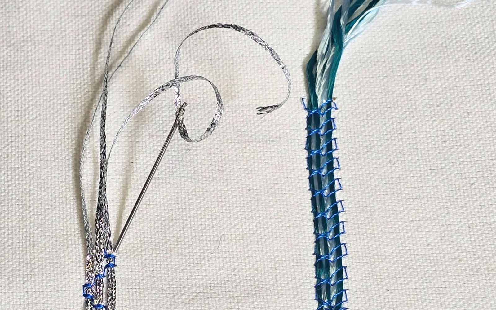 Aiguille à coudre à la main avec fil pour coudre à la main  avec tissu blanc