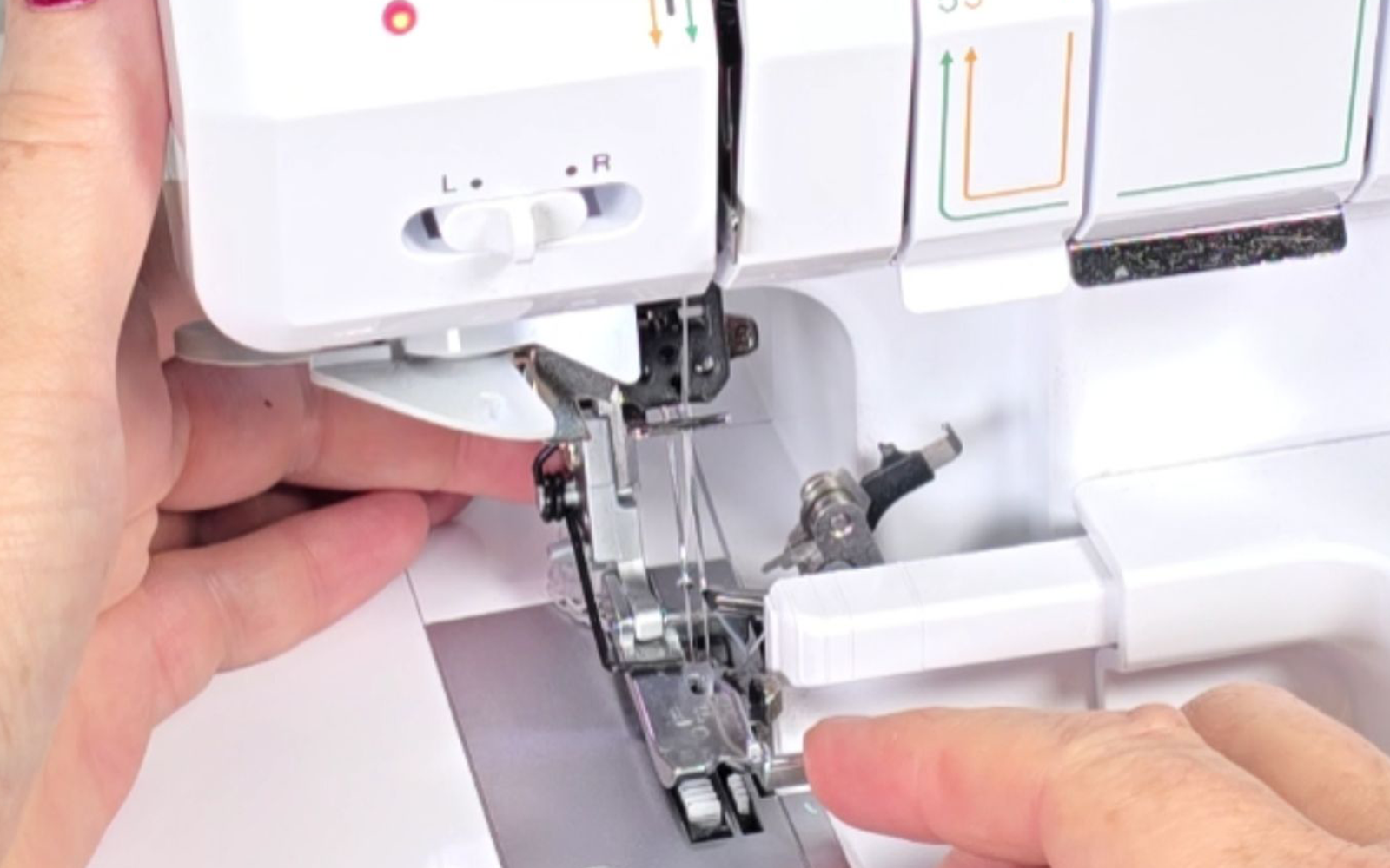 Piping/paspelvoet wordt geïnstalleerd op Brother overlockmachine.