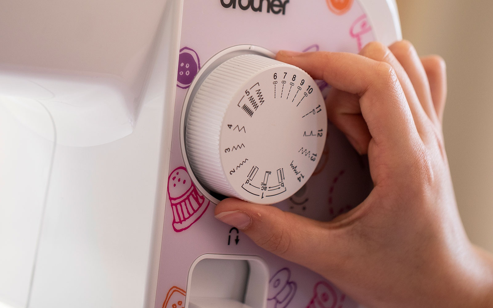 Main sur le point dail de la machine à coudre frère