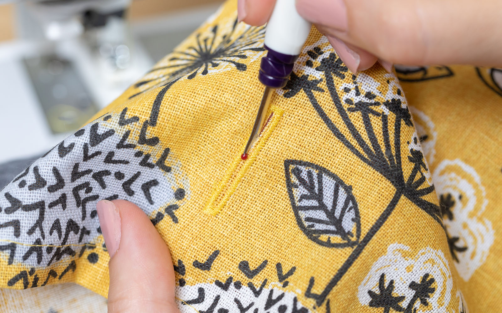 Boutonnière d'ouverture découd-vite en matière jaune