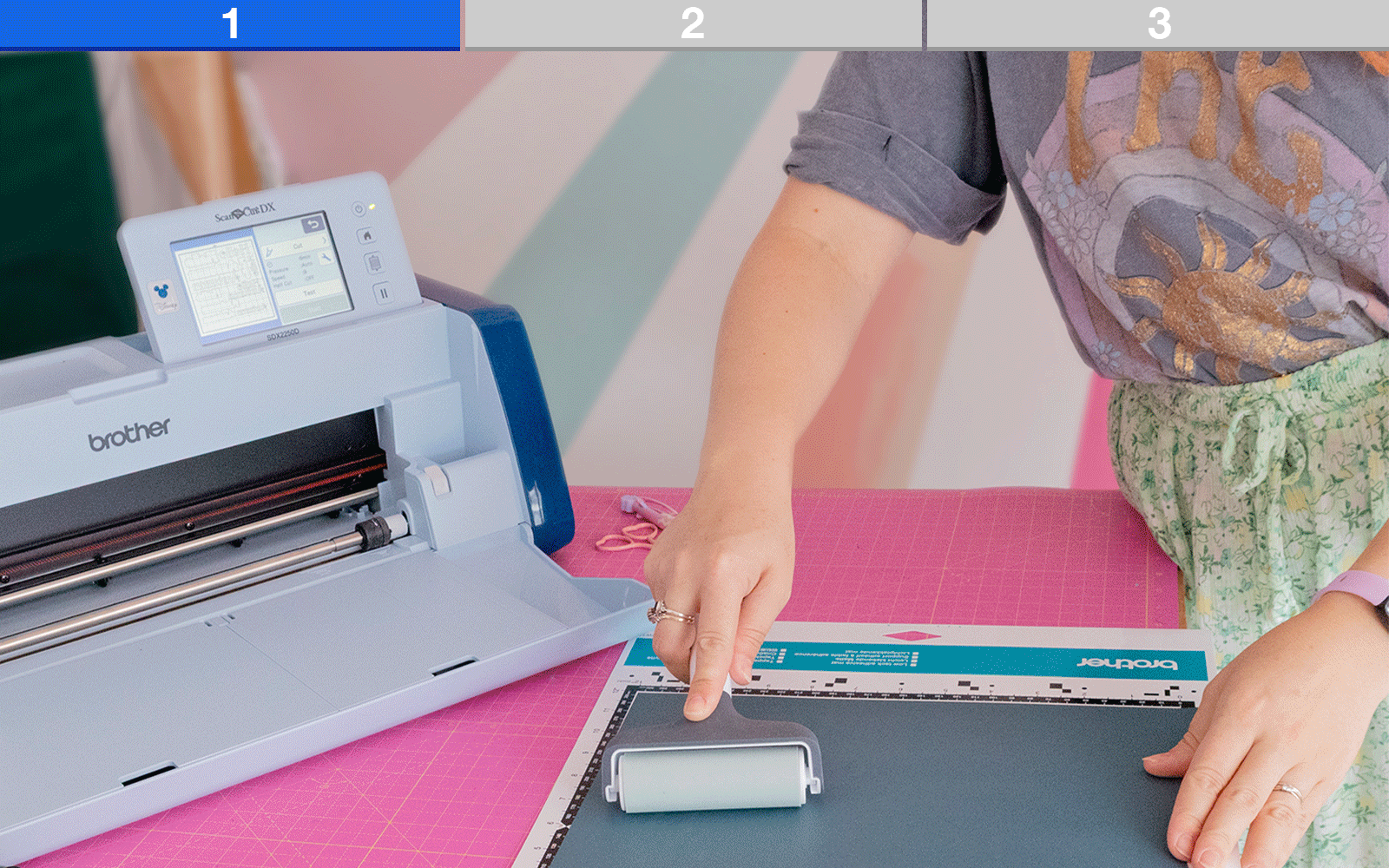 Paige Joanna schneidet HTV-Vinyl auf ihrem ScanNCut SDX2250D.